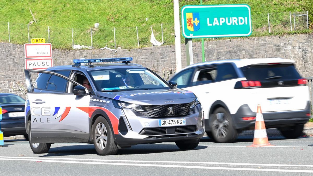 Controles policiales en la muga de Irun y Hendaia Controles policiales en la muga de Irun y Hendaia