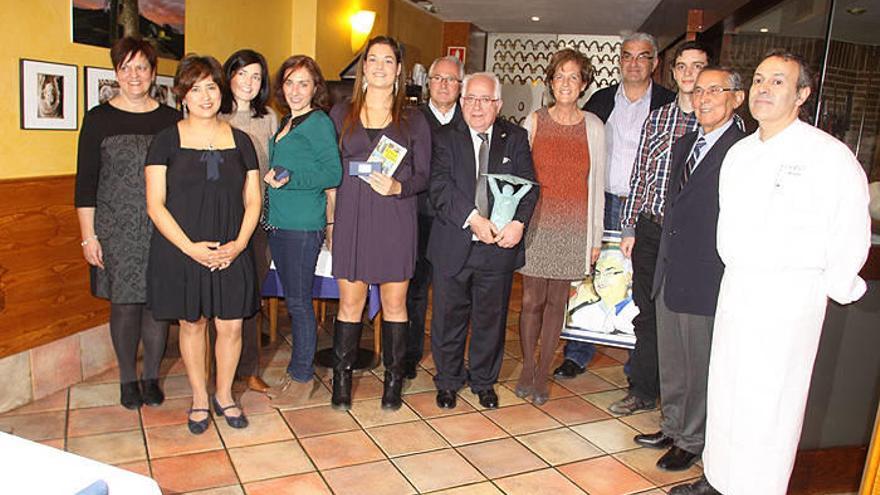 De izda a dcha. Resu Sesma (Boutique Class y organizadora), Lorena Salazar (autora del retrato), Merche Osés (presidenta del CETE), Marta Juániz (actriz), Silvia Ederra (jugadora de balonmano), Patxi Areta (miembro del CETE), Joaquín Ansorena (Estellés de