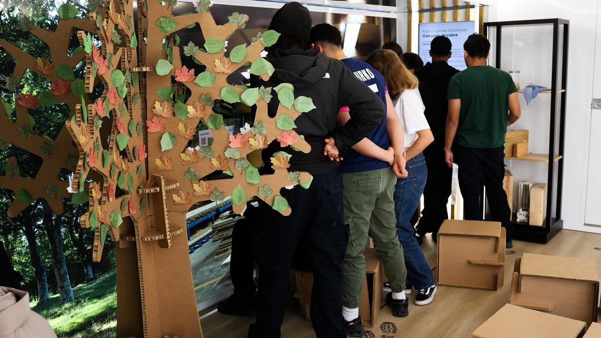La exposición interactiva que alberga el camión emplazado en la plaza Bizkaia de Bilbao ofrece una experiencia que da a conocer la cadena forestal-madera de Euskadi.