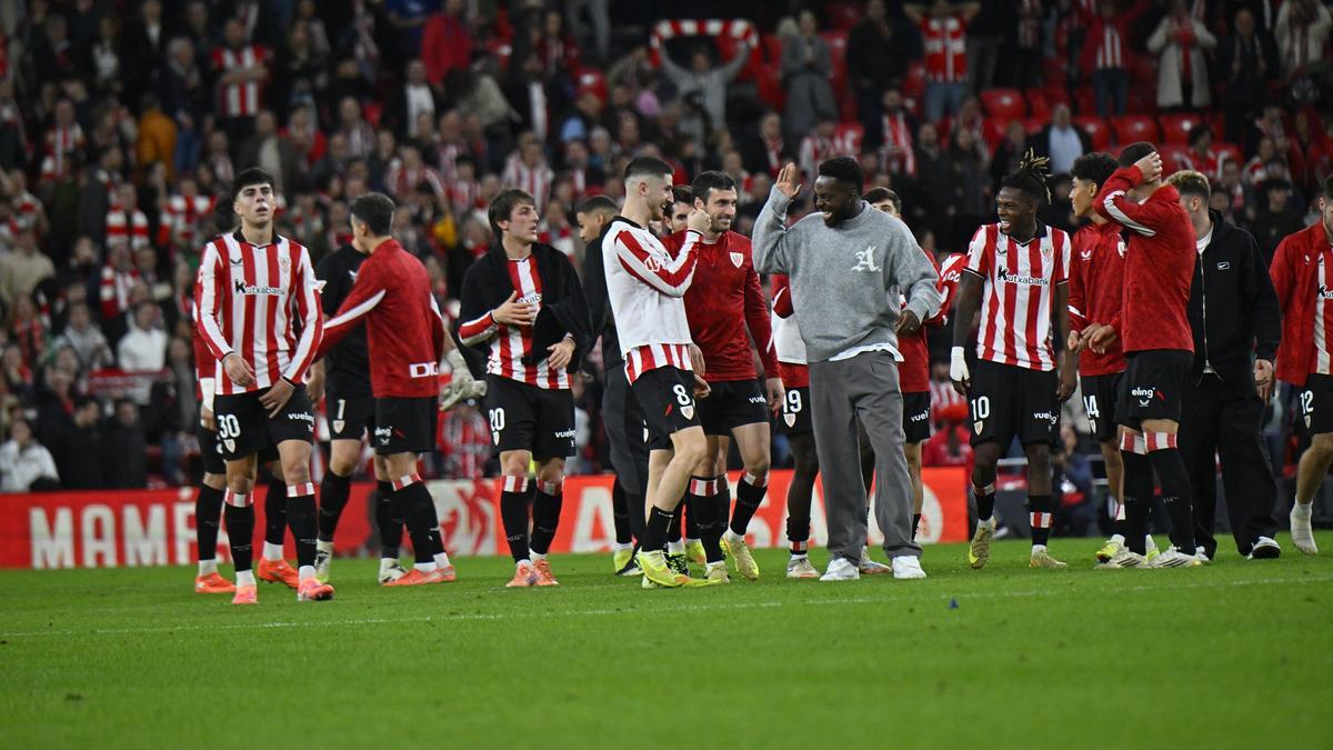 Iñaki Williams celebra con sus compañeros la victoria sobre el Atlético de Madrid