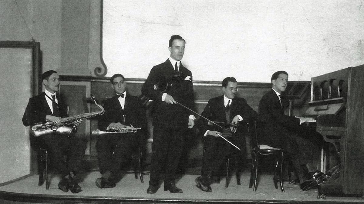 Juan Carlos Isusi, segundo por la derecha, en la Filarmónica.