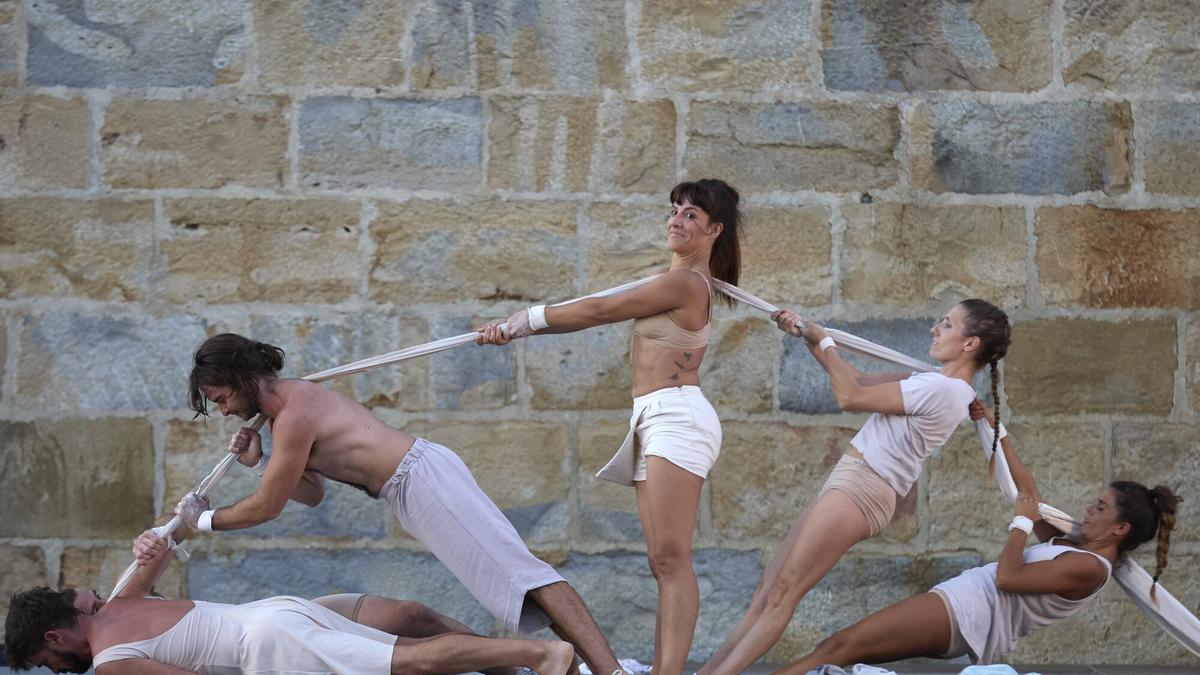 Espectaculo ‘DESproVISTO’, de la compañía murciana UpArte de circo y acrobacia con el que se abre el Festival de las Murallas.
