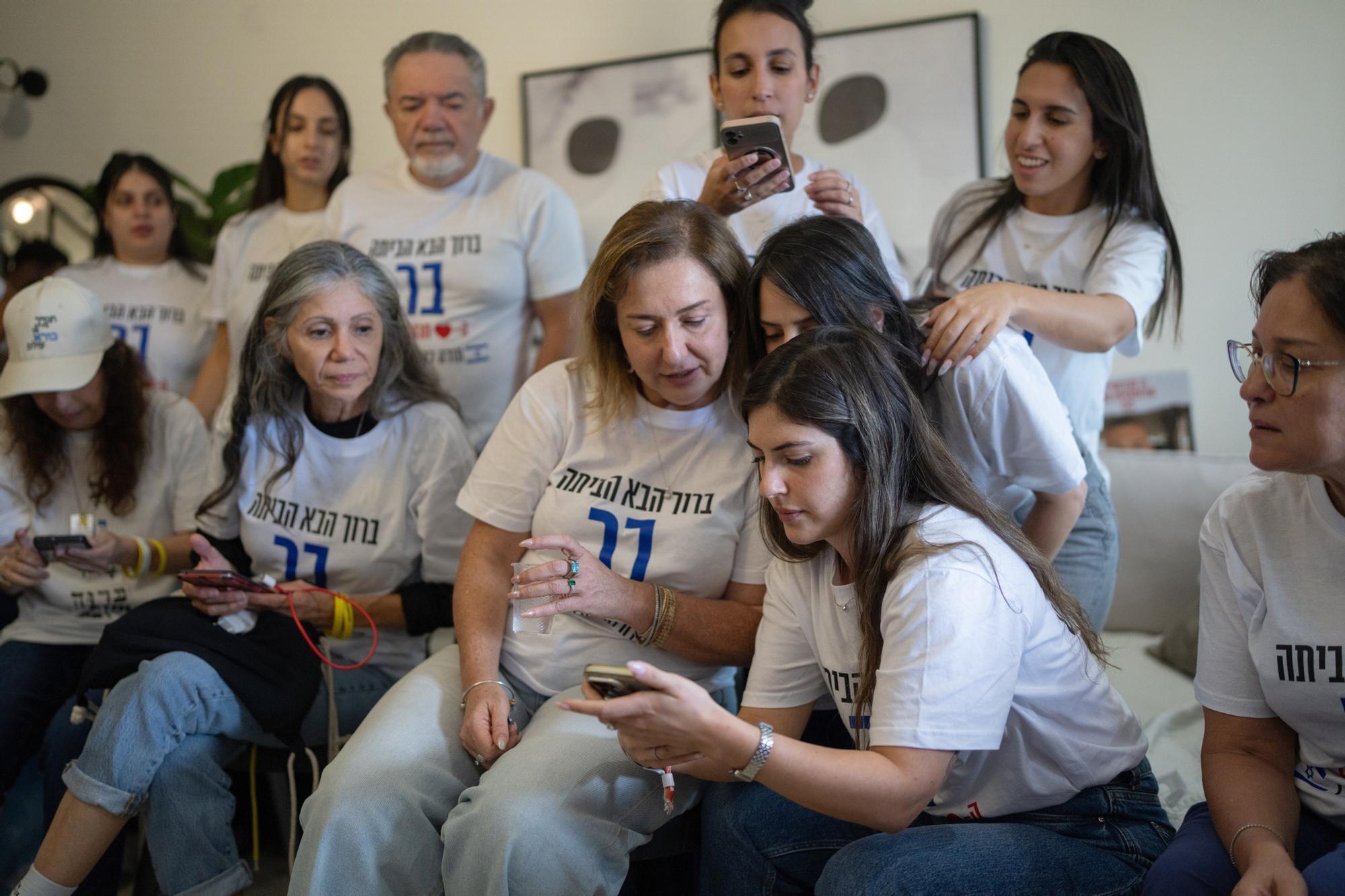 En imágenes | Los familiares de los rehenes israelíes celebran su liberación