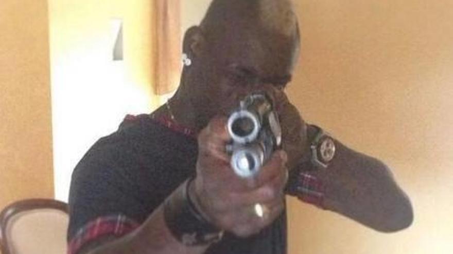 Balotelli saluda pistola en mano a quienes le odian