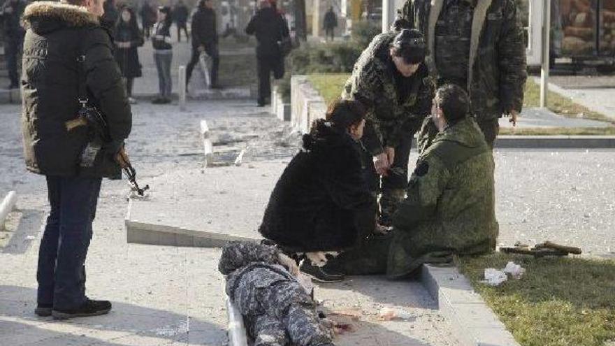 Un soldado ucraniano yace muerto en Donetsk.