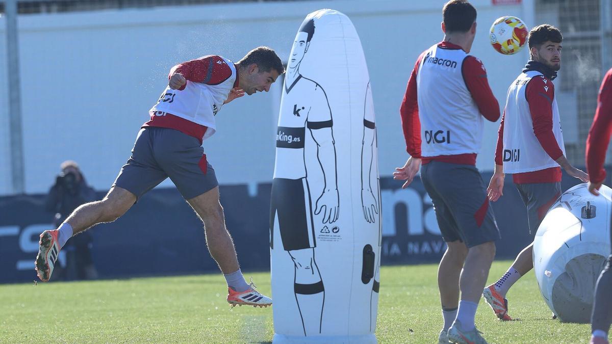 Asier Osambela, en un remate en el entrenamiento de este lunes en Tajonar.