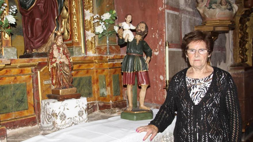 Alicia Lander posa junto a dos de las figuras recuperadas.