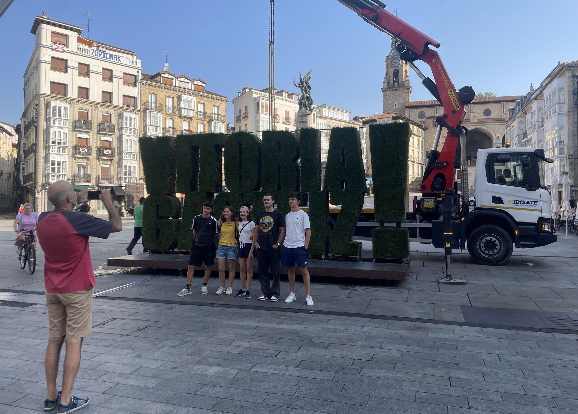 En imágenes: La Virgen Blanca recupera la estatua de musgo vegetal