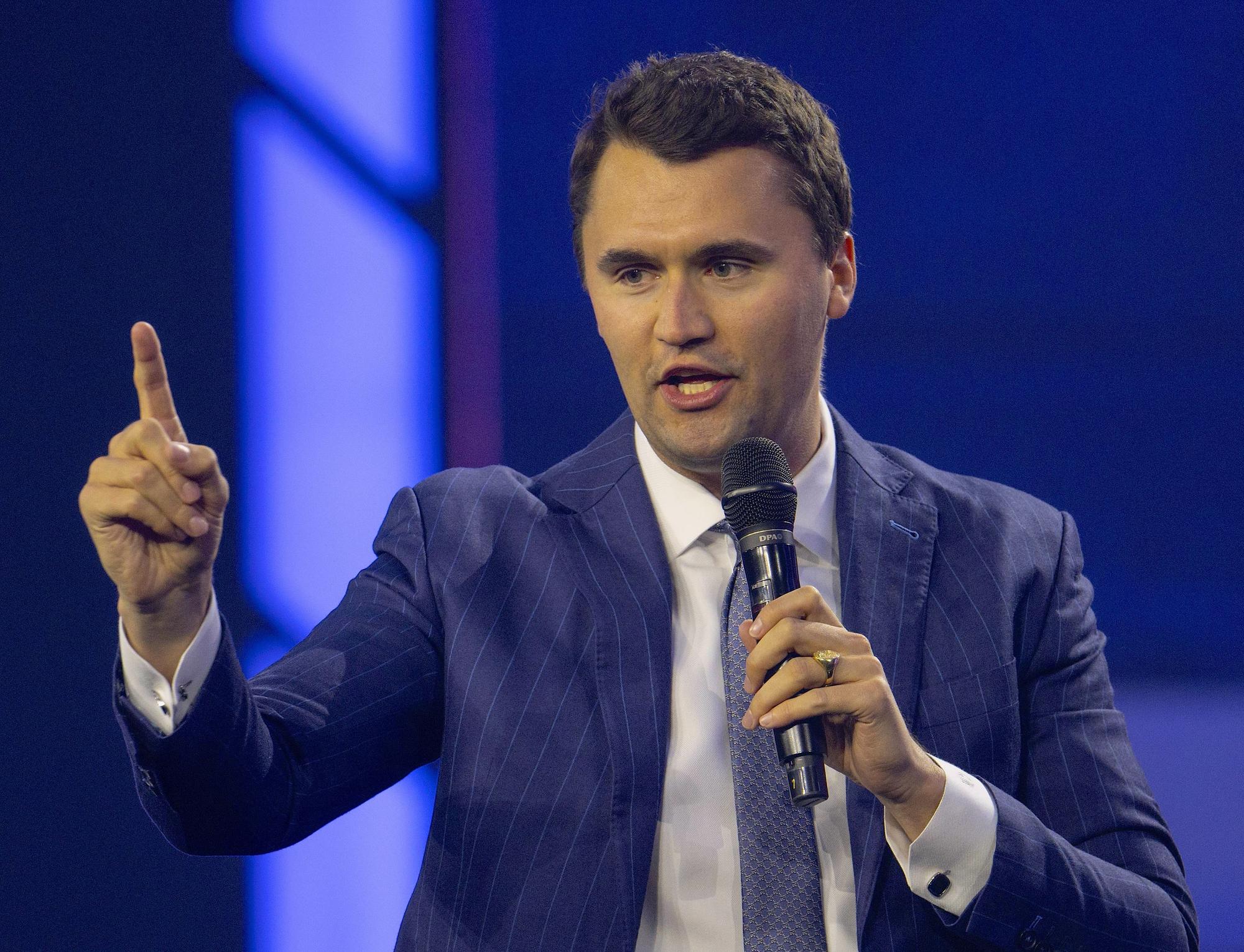 Cuando fue asesinado Kirk debatía frente a unas 3.000 personas en el campus de la Universidad de Utah Valley.