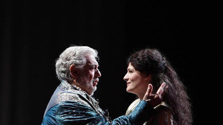Domingo, ensayando junto a la soprano Anja Harteros.