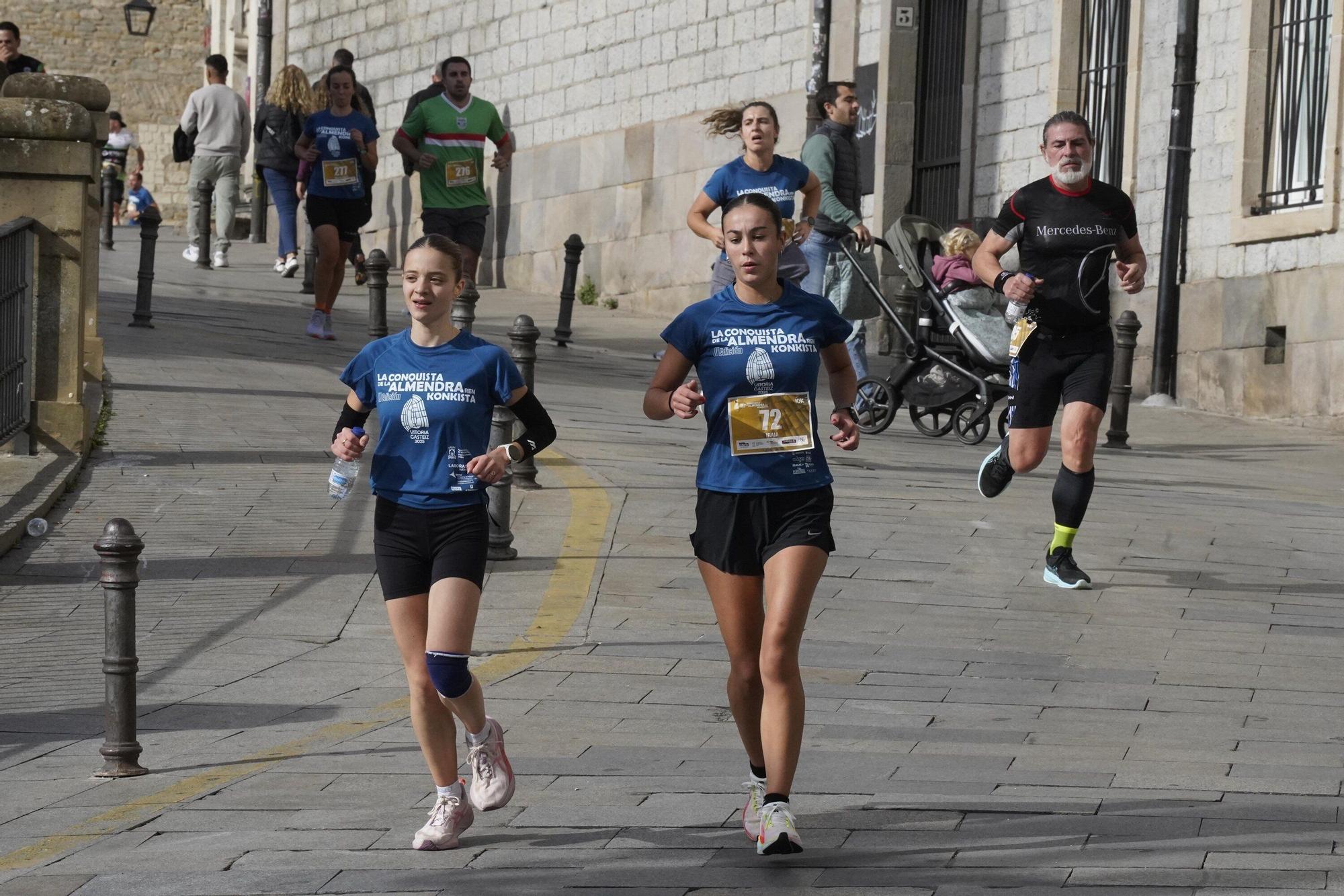 En imágenes: Miles de personas conquistan la Almendra de Gasteiz