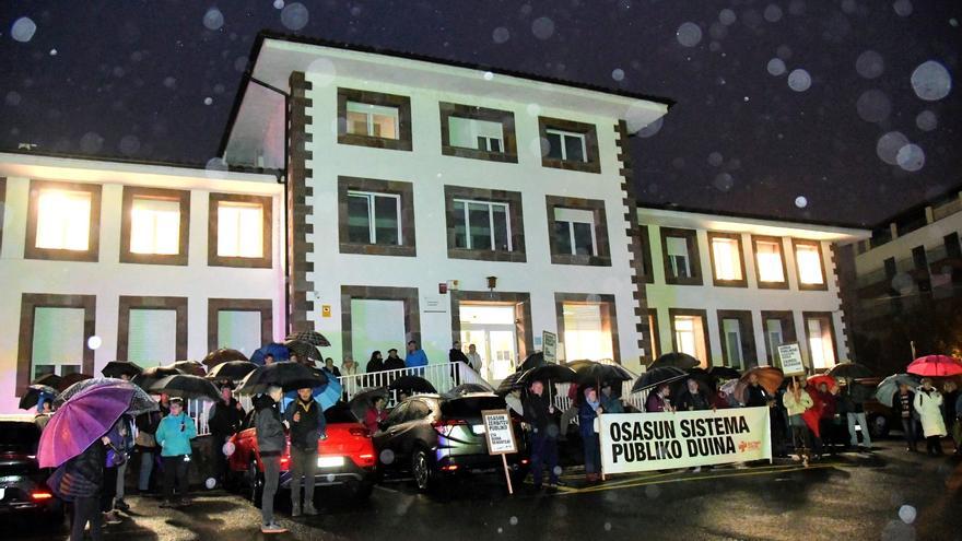 Elizondo sale a la calle y se moja por un “sistema digno de salud”