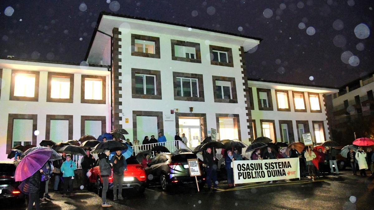 La protesta acogió, a pesar de la lluvia, a un centenar de personas ante el Centro de Salud de Elizondo