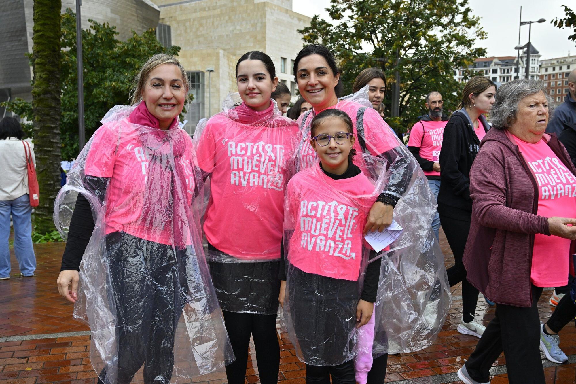 En imágenes: los paraguas tiñen la marea rosa de Bilbao
