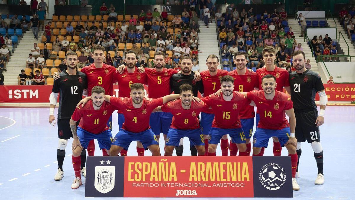 Los jugadores del combinado absoluto que ayer jugaron en Anaitasuna.