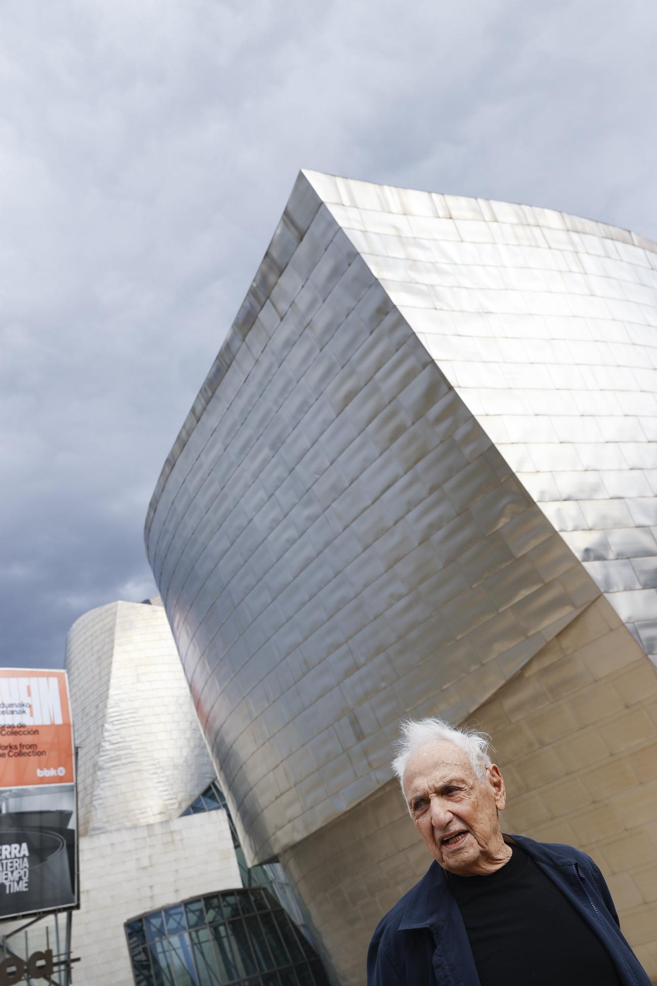 Frank Gehry posa ante (14276645).jpg