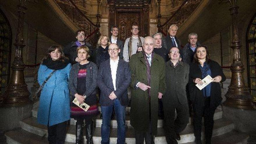 Organizadores del Año Usandizaga y familiares del compositor, ayer, en el ayuntamiento de Donostia.