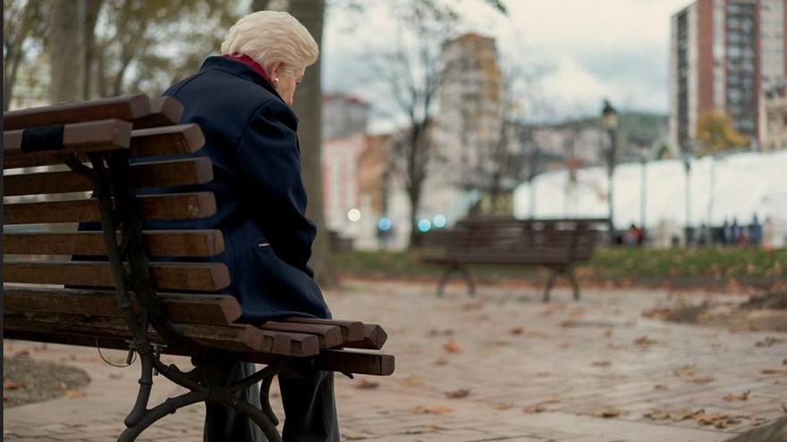 La escultura ‘Mercedes’ recala en Ugao para visibilizar la soledad no deseada