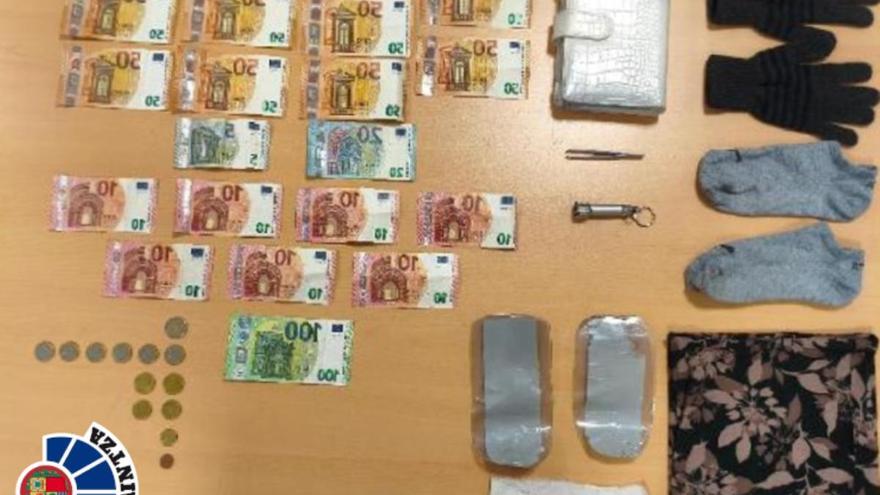 Sorprendidas robando en una vivienda utilizando una lámina de plástico para acceder