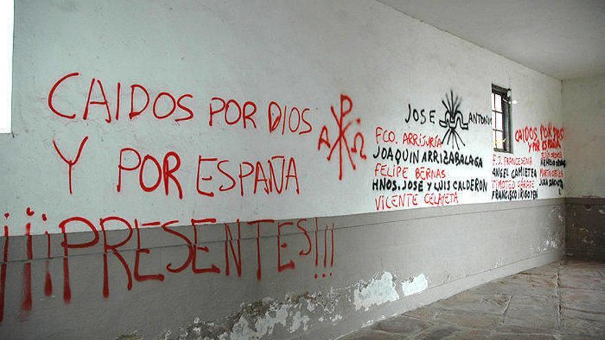 Pintadas de contenido fascista aparecidas en el cementerio de Berrioplano, en agosto de 2009. Pintadas de contenido fascista aparecidas en el cementerio de Berrioplano, en agosto de 2009.
