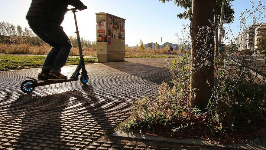 Una mujer atropellada por un patinete con dos pasajeros, en una acera de la Rochapea