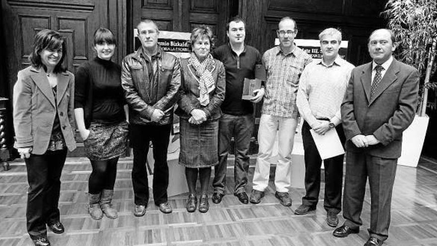 Ariztondo, junto a los premiados, entre los que está el periodista de DEIA Aner Gondra.