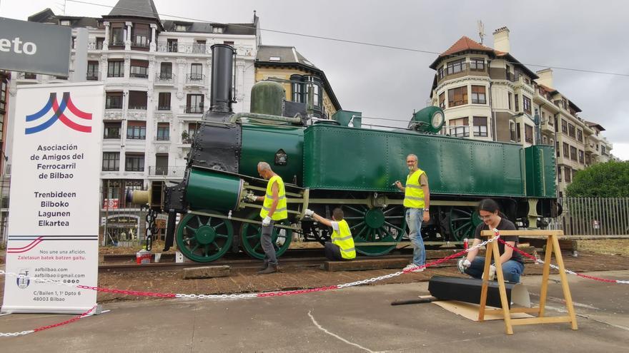 Restauran la histórica locomotora ‘Izarra’ expuesta en Abando