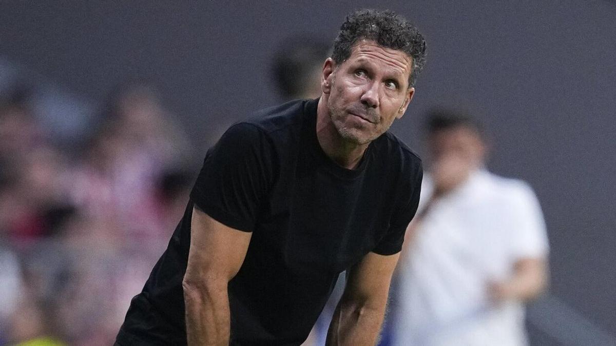 Simeone estuvo muy pensativo durante el partido de su equipo frente al Elche.