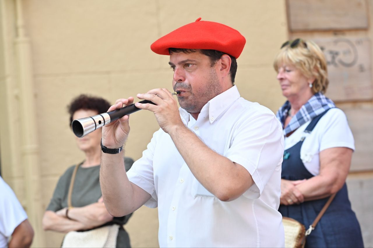 Gran ambiente en el desfile de la Euskal Jira de Irun