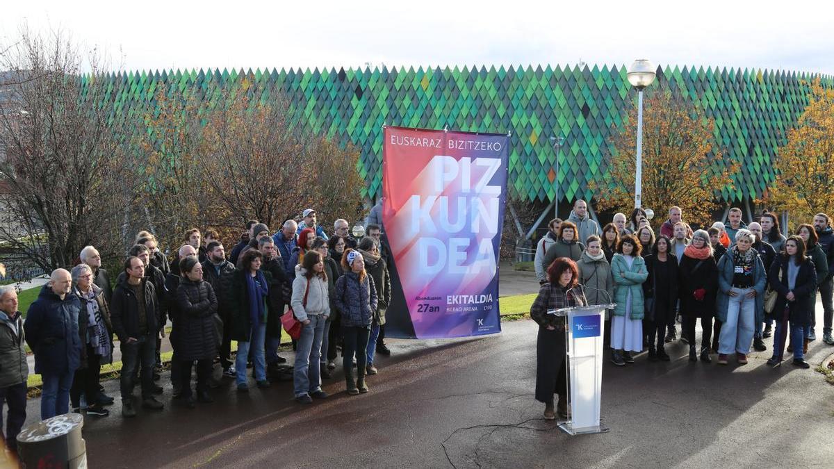 Acto de Euskalgintzaren Kontseilua en Bilbao en vísperas del Día del Euskera.