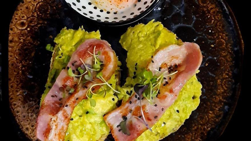 Variedad en pintxos, tostadas y bebidas calientes como el Matcha Latte