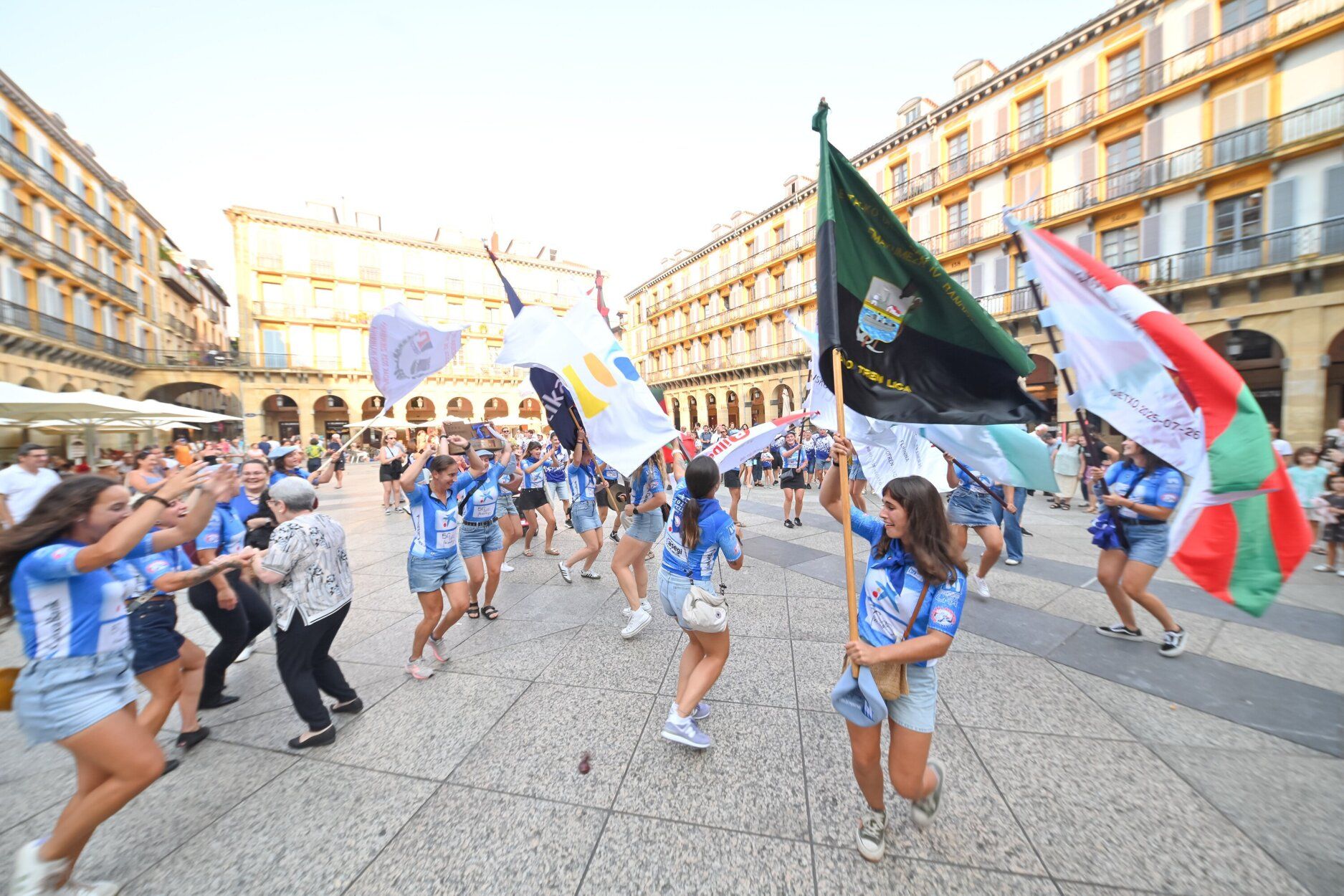 Donostia Arraun Lagunak exhibe sus banderas y la Liga Euskotren