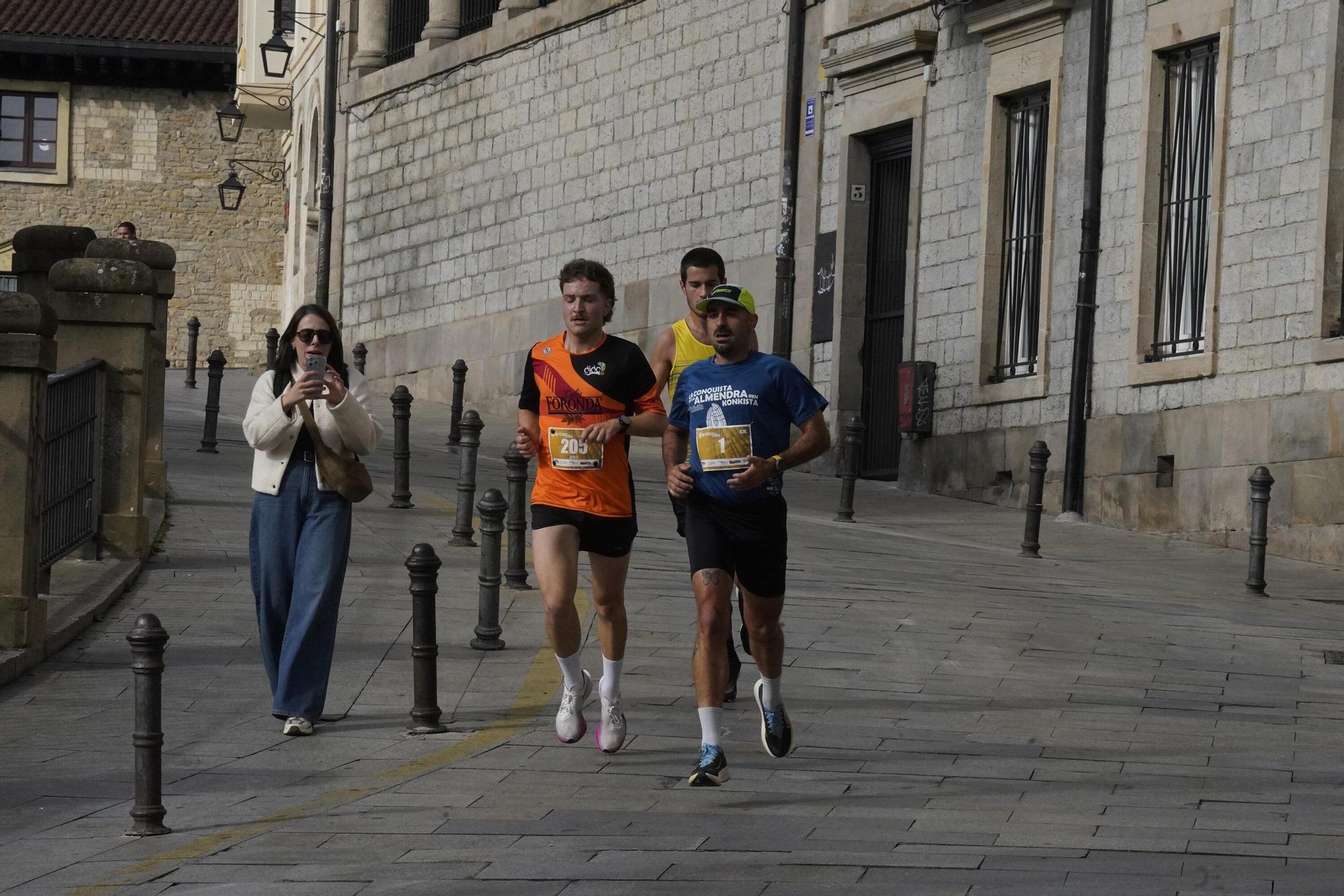En imágenes: Miles de personas conquistan la Almendra de Gasteiz