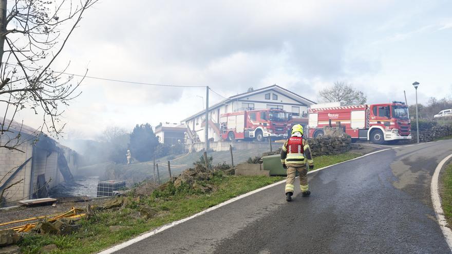 Mueren 33 vacas en un incendio en una explotación ganadera en Karrantza