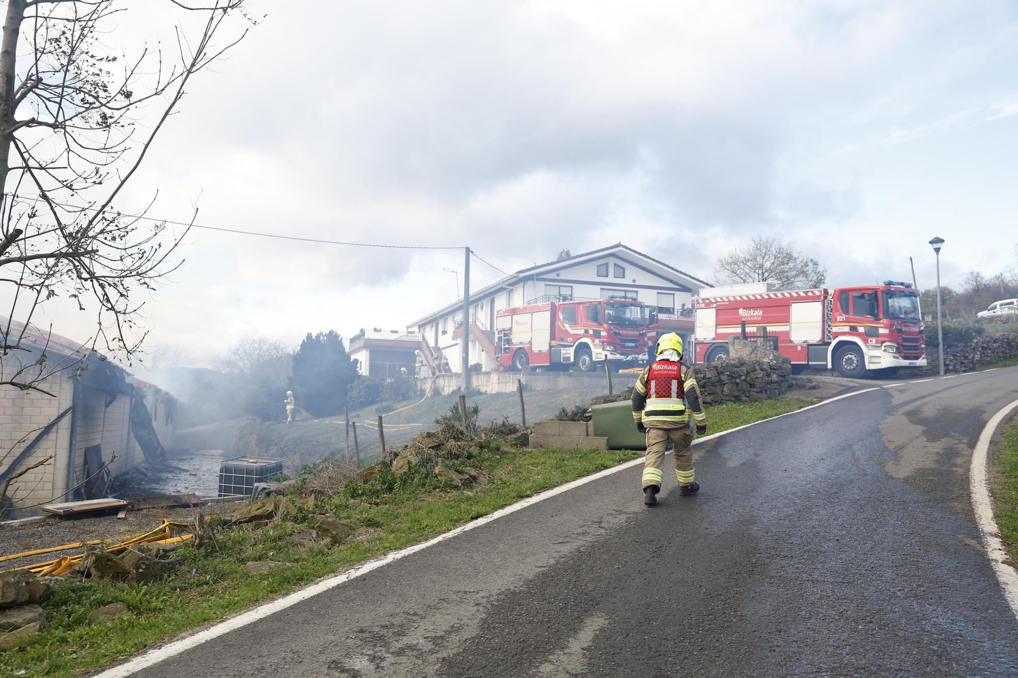Incendio en una explotación ganadera en Karrantza