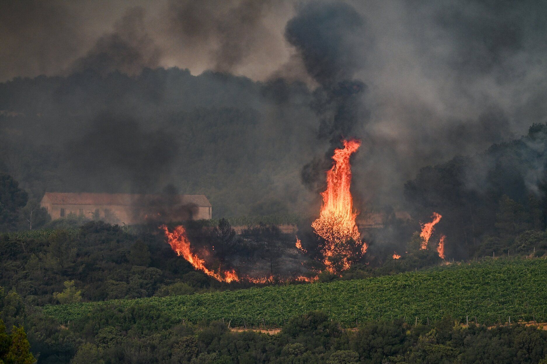 Francia lucha contra uno de los peores incendios en medio siglo