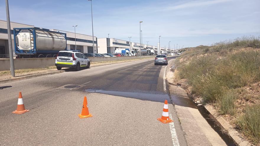 Un vertido de 10.000 litros de aceite colapsa el alcantarillado del polígono de La Serna de Tudela y obliga a cortar el tráfico