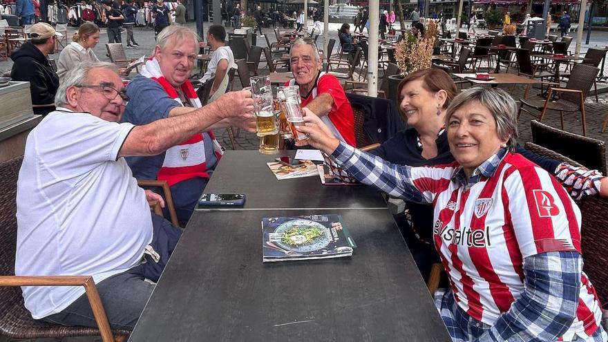 Los primeros aficionados del Athletic brindan en Dortmund.