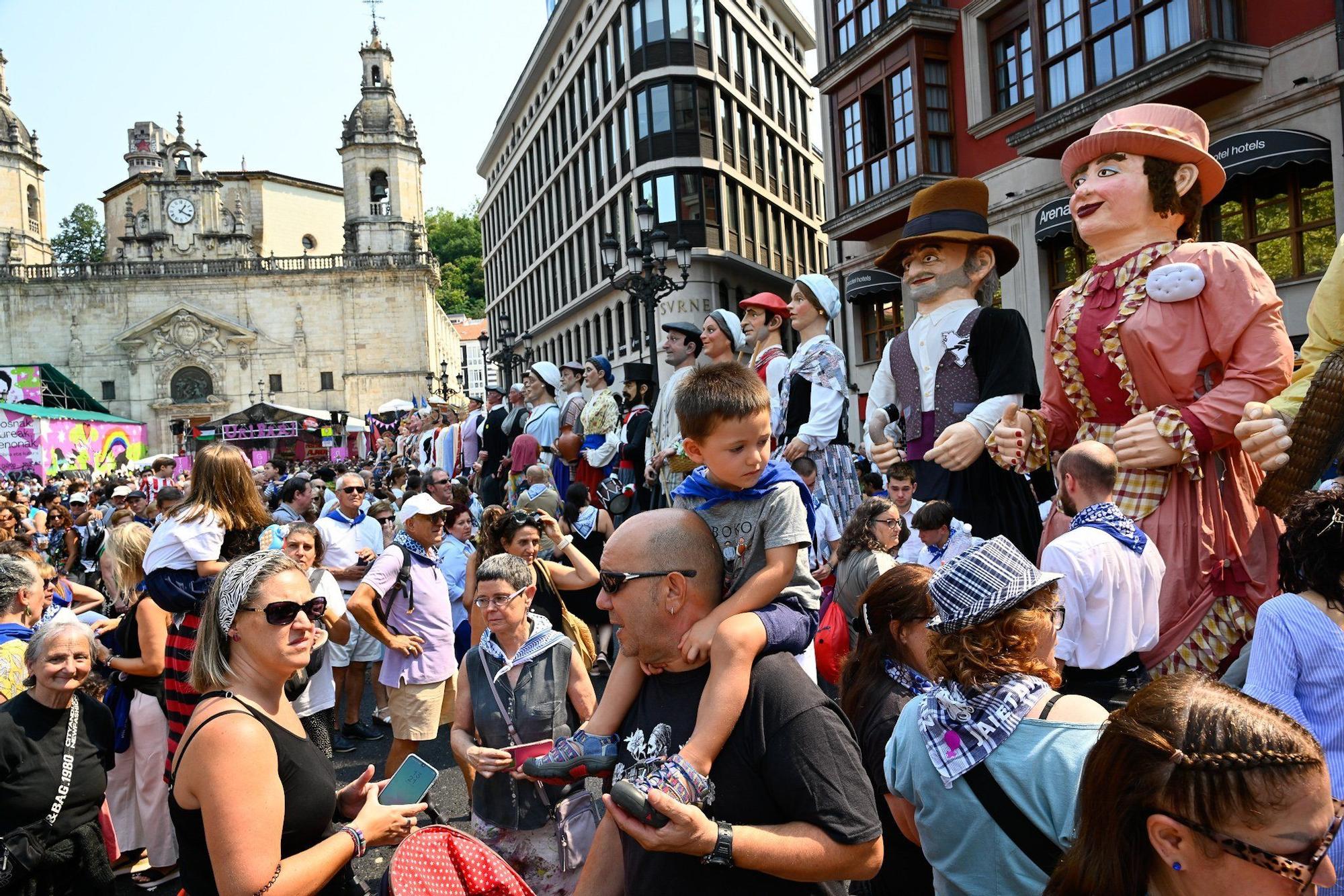En imágenes: Los gigantes y cabezudos despiden Aste Nagusia a lo grande