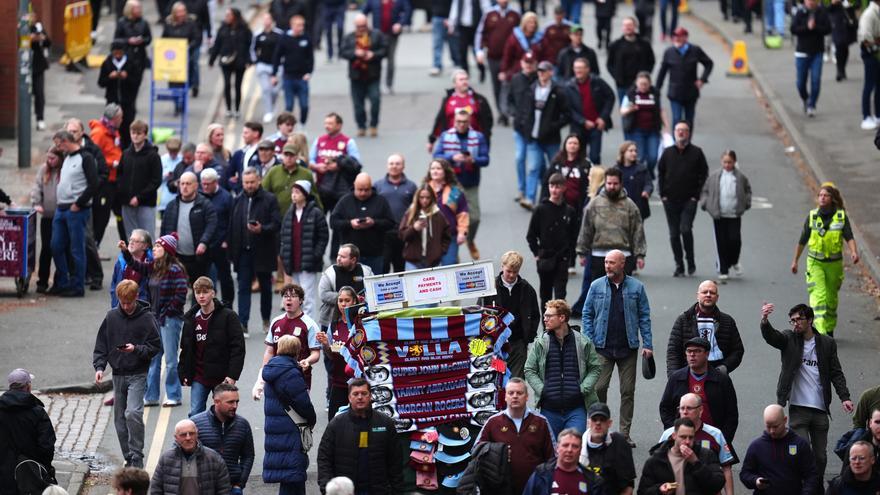 Un aficionado del Aston Villa vende el anillo de diamantes de su padre para ir a la final de la Europa League