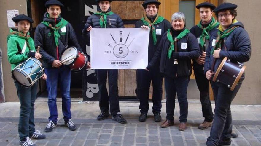 Miembros de Haizeberri Dultzaineroak, en un pasacalles por Pamplona.
