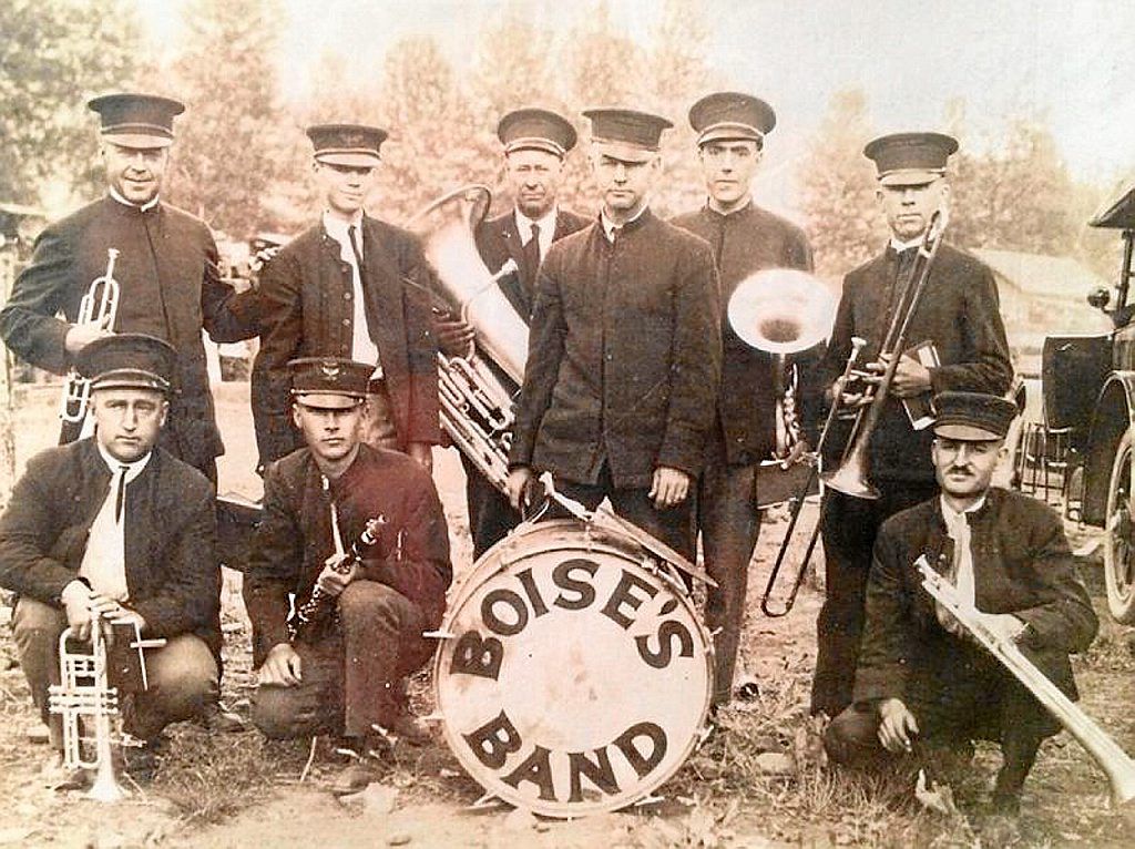 Jose Villanueva erdian, txistua jotzen. Anton Uranga eta Joe Anacabe dira beste biak.