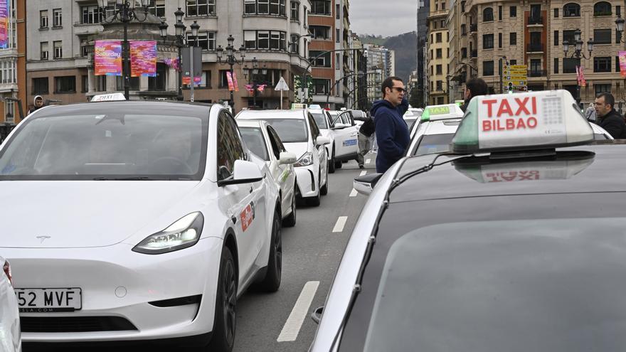 En imágenes: los taxistas vascos se movilizan para denunciar la &quot;impunidad&quot; de las VTC