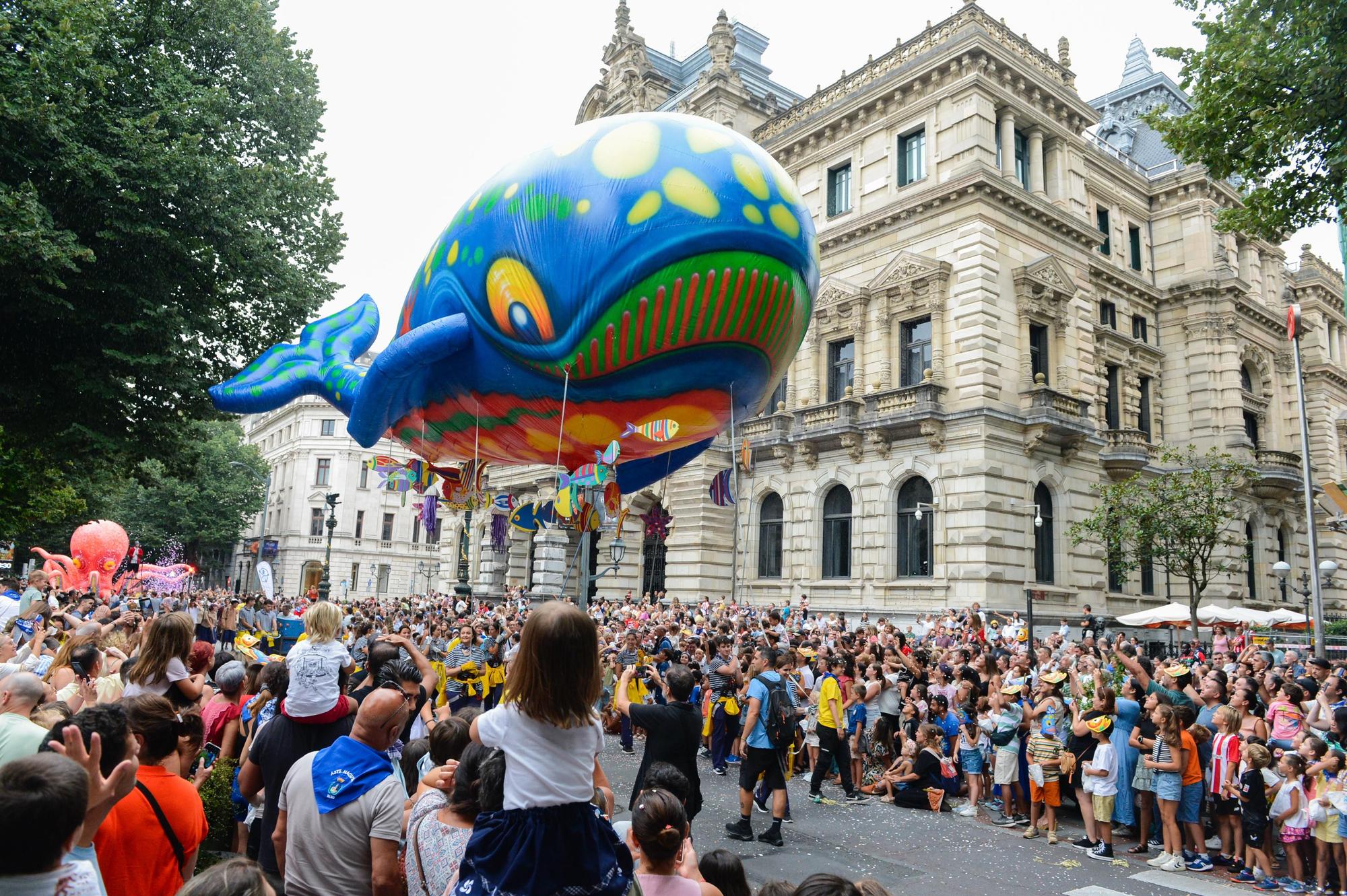 En imágenes: Bali y su séquito recorren Bilbao ante la mirada de miles de personas