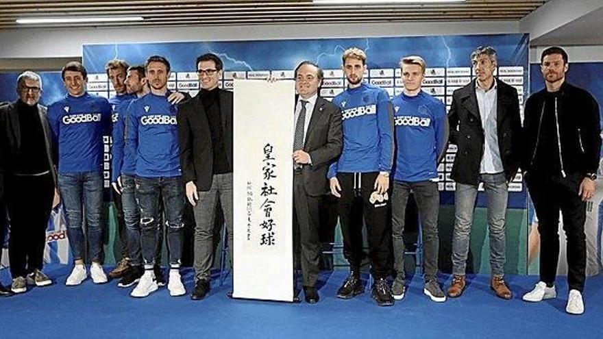 De izquierda a derecha, Mr. Hong, Olabe, Oyarzabal, Zurutuza, Illarra, Monreal, Ardanaz, Aperribay, Januzaj, Odegaard, Imanol y Alonso.