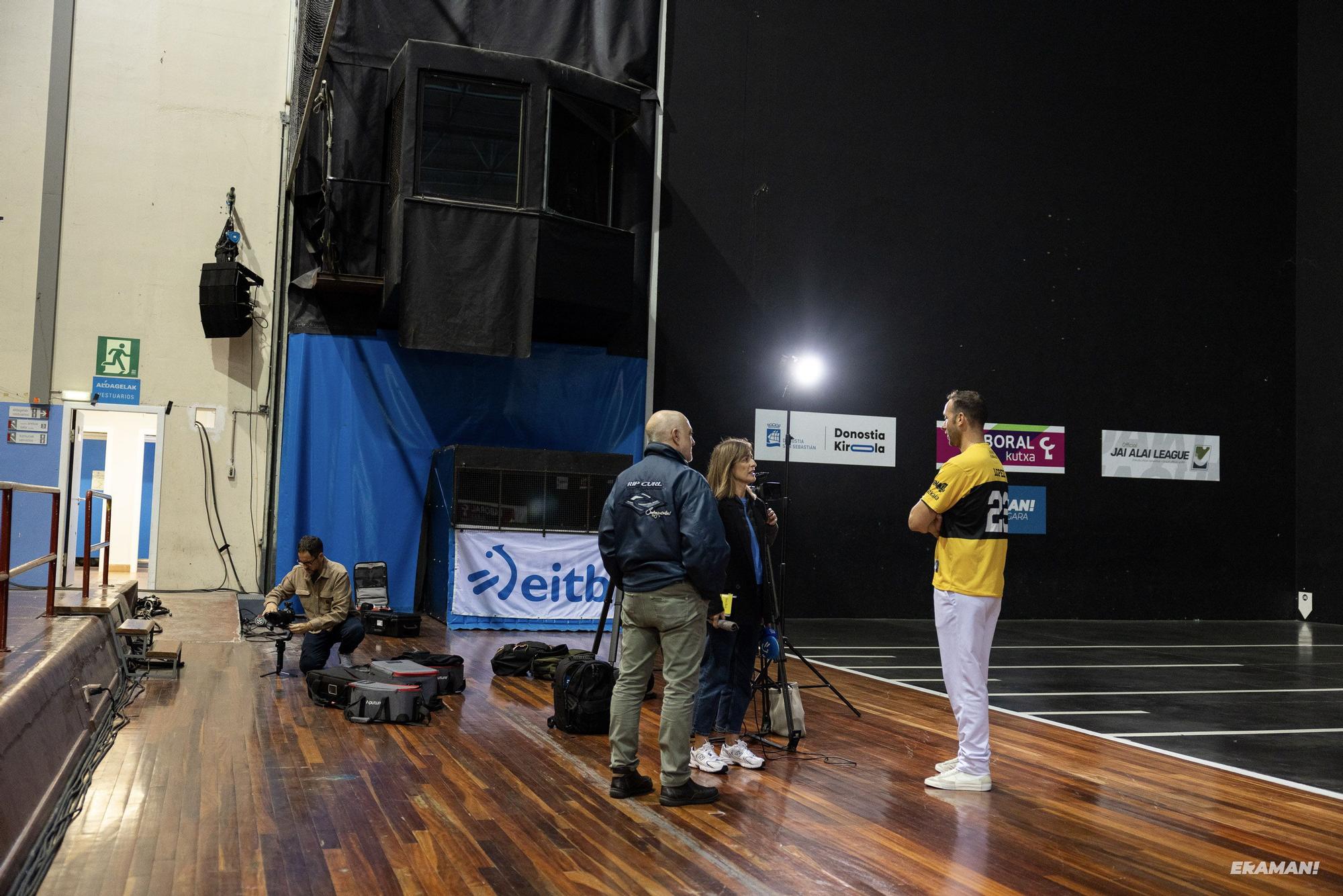 Barandika-López y Urreisti-Basque eligen material para la final de la Jai Alai League en el frontón Carmelo Balda de Donostia.