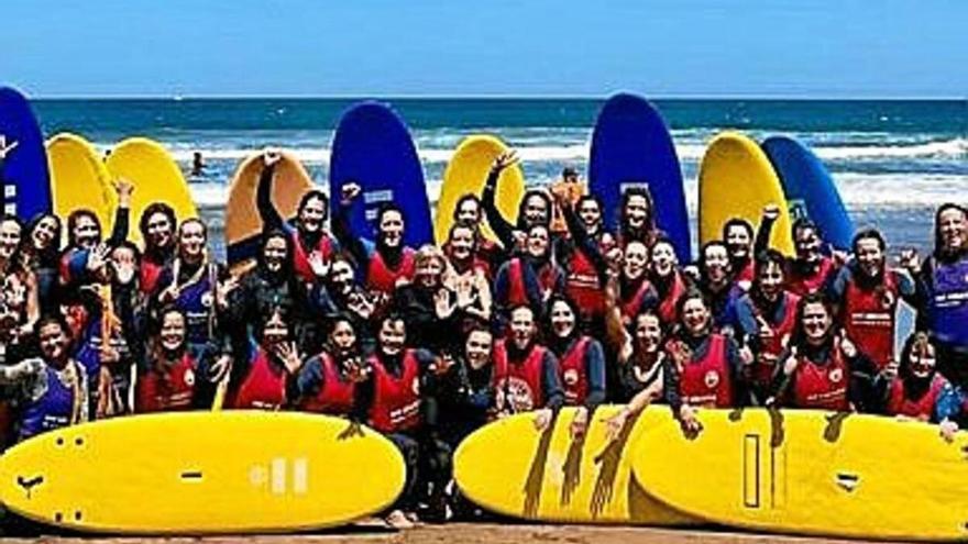 Treinta emprendedoras surfean la incertidumbre laboral en la playa de Sopela