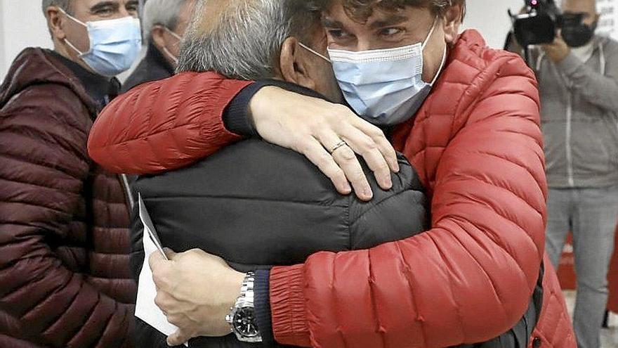 Andueza se abraza con un militante del PSE. Foto: E.P.