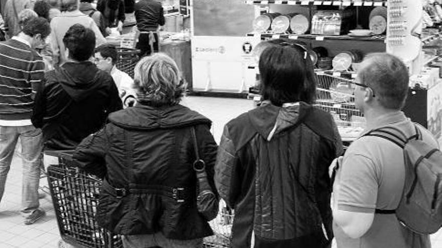 Degustación de empanada en el hipermercado E.Leclerc. Gran participación en la primera marcha solidaria de Valtierra en favor de los refugiados en Europa
