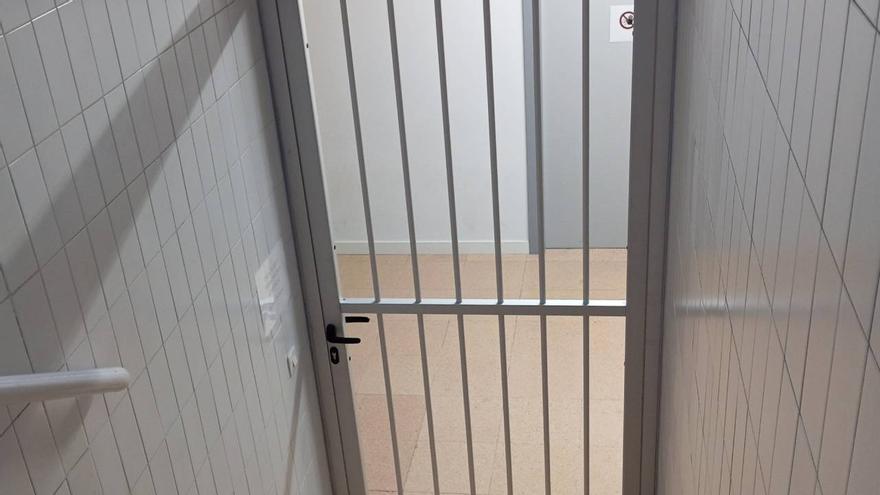 Vías de evacuación bloqueadas en un centro educativo